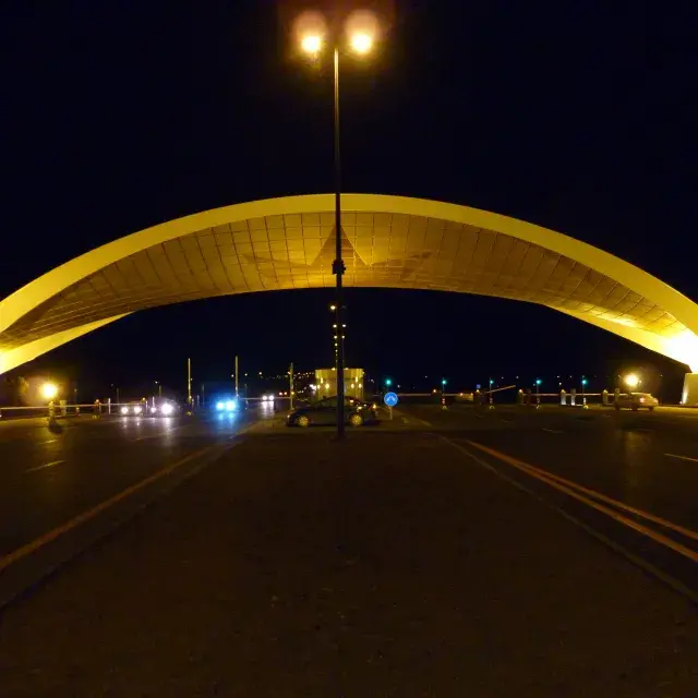 Panoramablick auf den beleuchteten Flughafen Baku Terminal bei Nacht