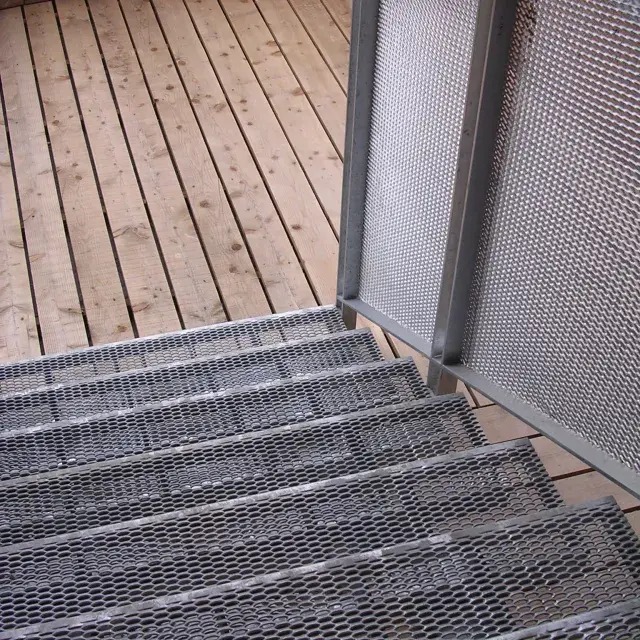 Treppe und Geländer aus Streckmetall