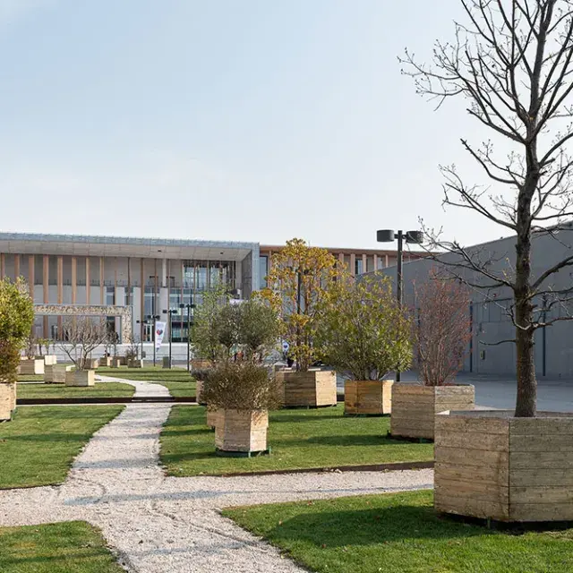 Panoramablick auf die Grünfläche am Zugang zum Kongresszentrum